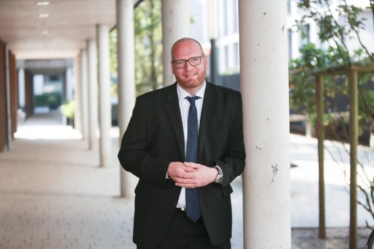 Simon Gieseke im Anzug