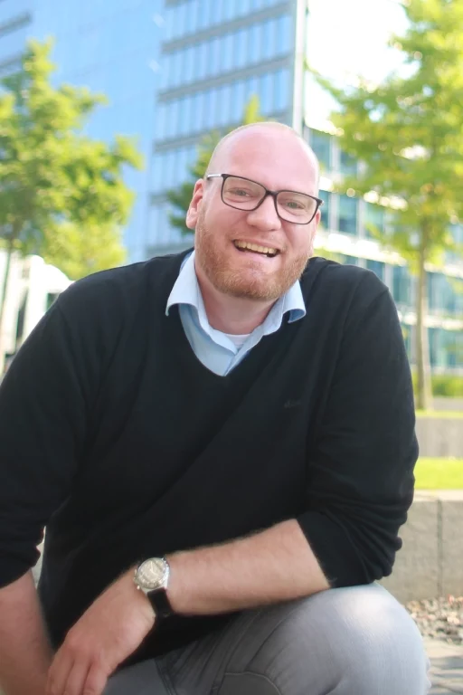 Simon Gieseke auf Knie und lachend